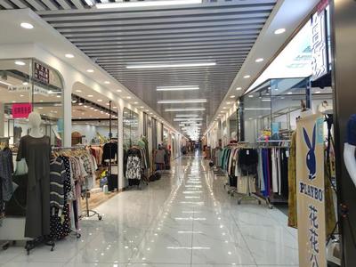 到點就關門？即墨服裝市場深夜閉門困客，商戶嘆息 剛回流的人氣又散了