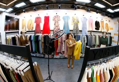 不愛名牌的年輕人，為何扎堆服裝批發市場？